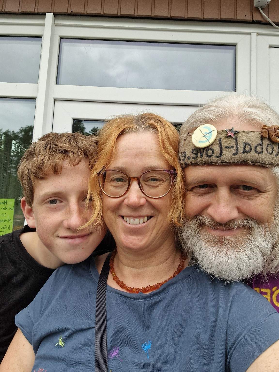 Öff2 mit lila Hoodie - Familien-Selfie.jpg